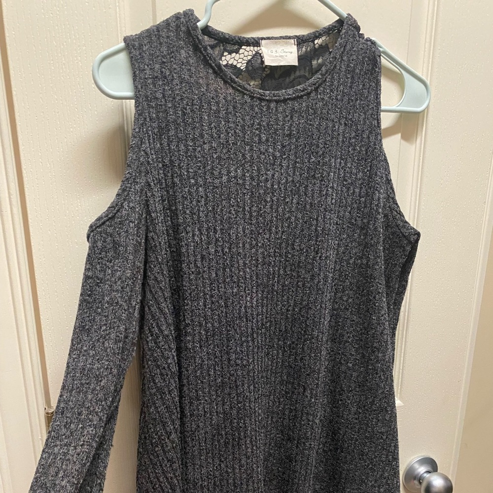 Open shoulder long sleeve tunic with lace detail